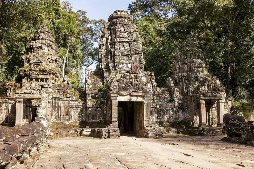 Systrarna tog avklädda foton i templet – greps