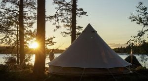 Glampa i Sverige – sov i bekväma hotellsängar men mitt i naturen. Foto: Happie Camp.