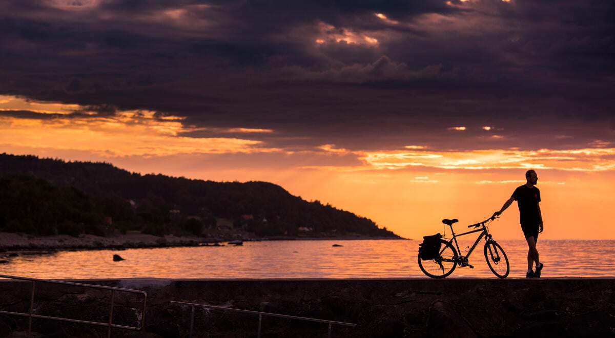 På cykel längs med havet på västkusten. Foto: Johan Marklund.