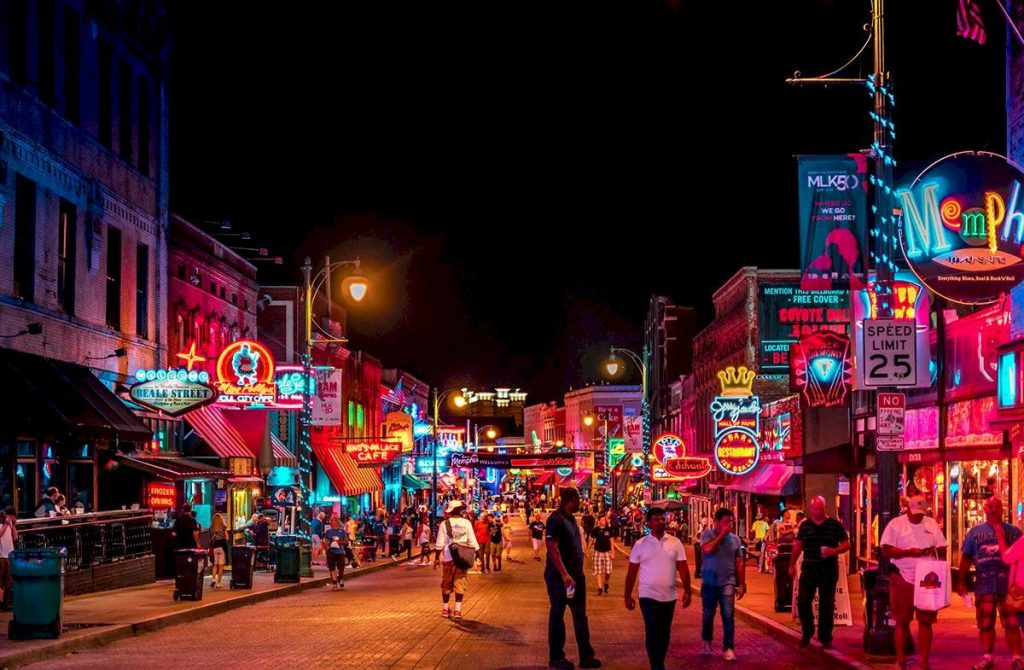 En bargata med neonljus