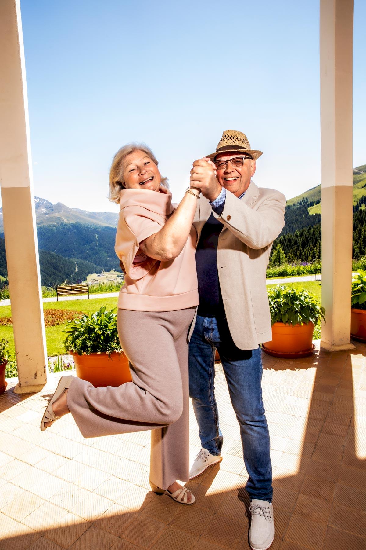 Kvinna och man dansar utomhus