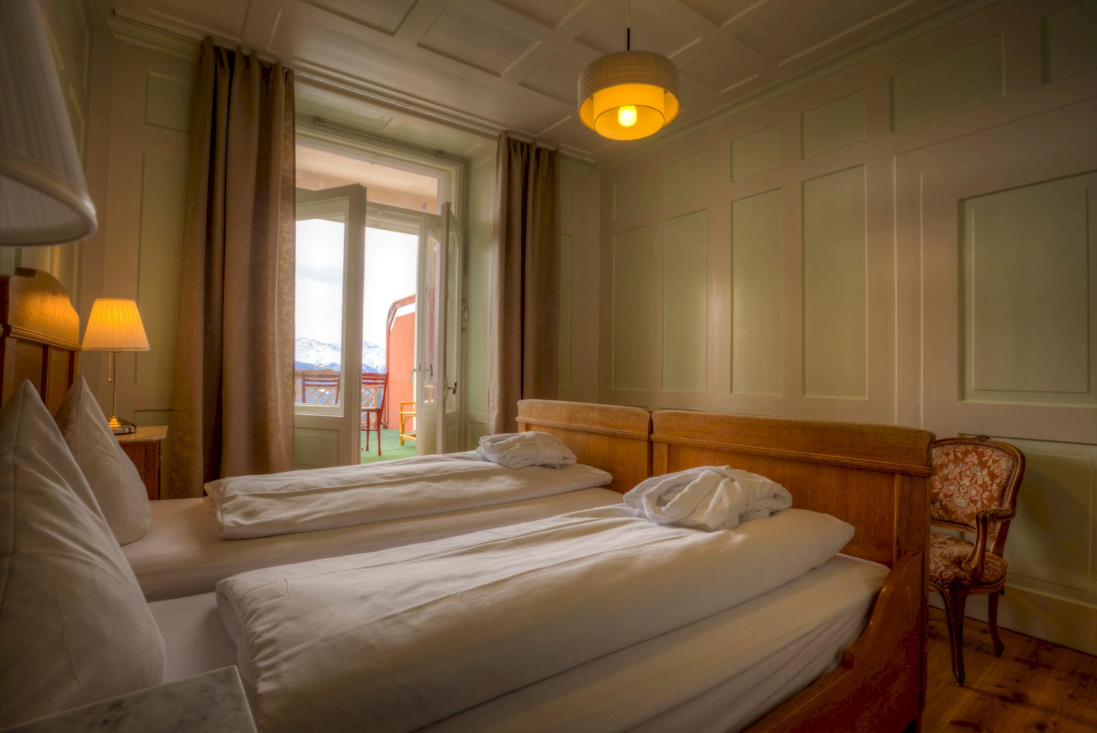 Hotellsäng med balkong