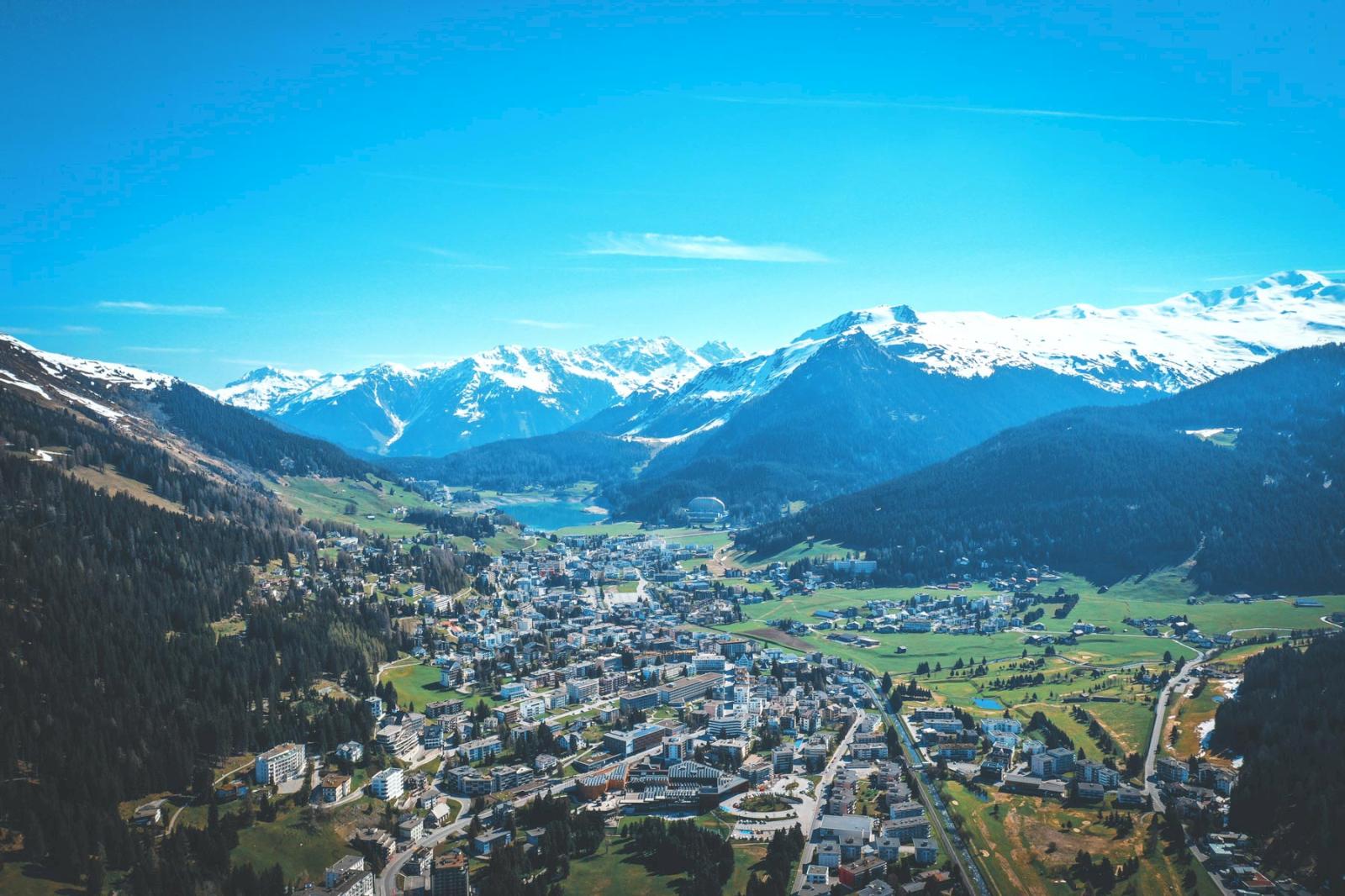 Alporten Davos omgiven av snötäckta nerg 