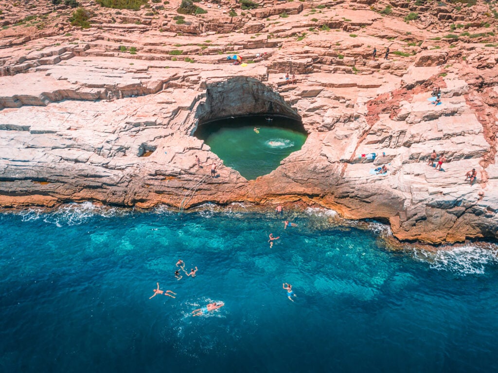 Pool intill havet inbäddad i klipporna.