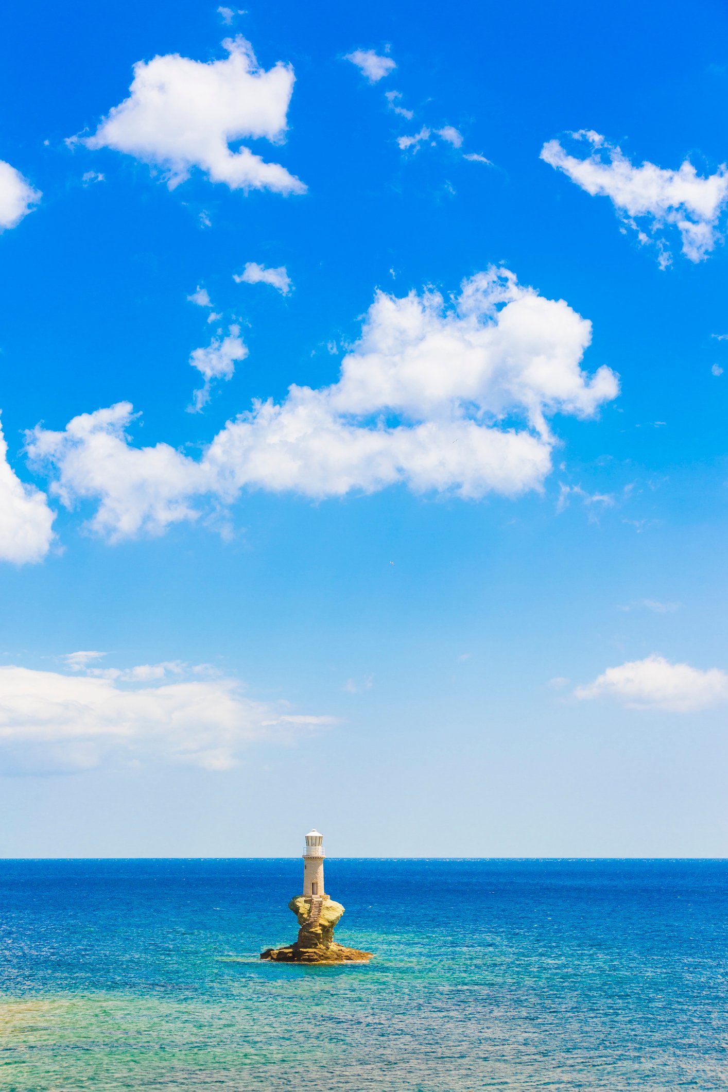 Fyr på en klippa i havet