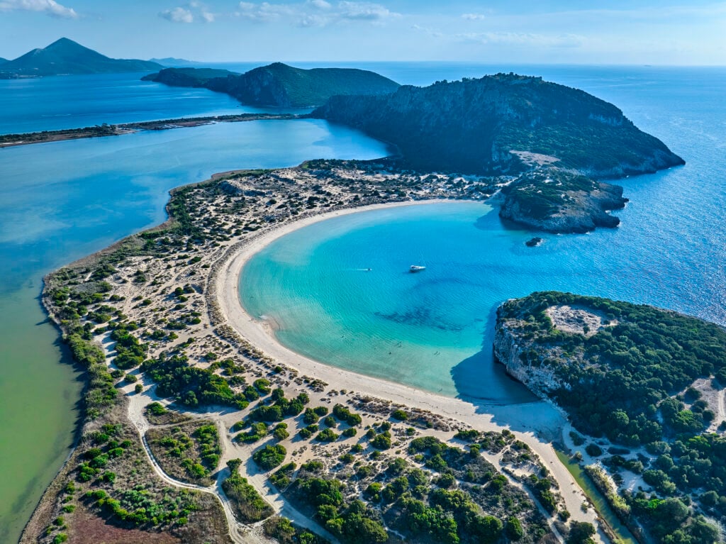 månformad strandremsa