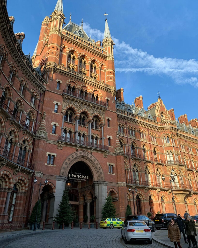 En tågstation i tegel med tinnar och torn. 