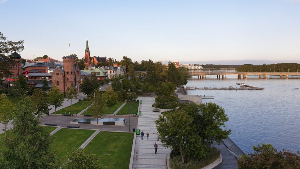 Umeå i kvällsljus om sommaren.