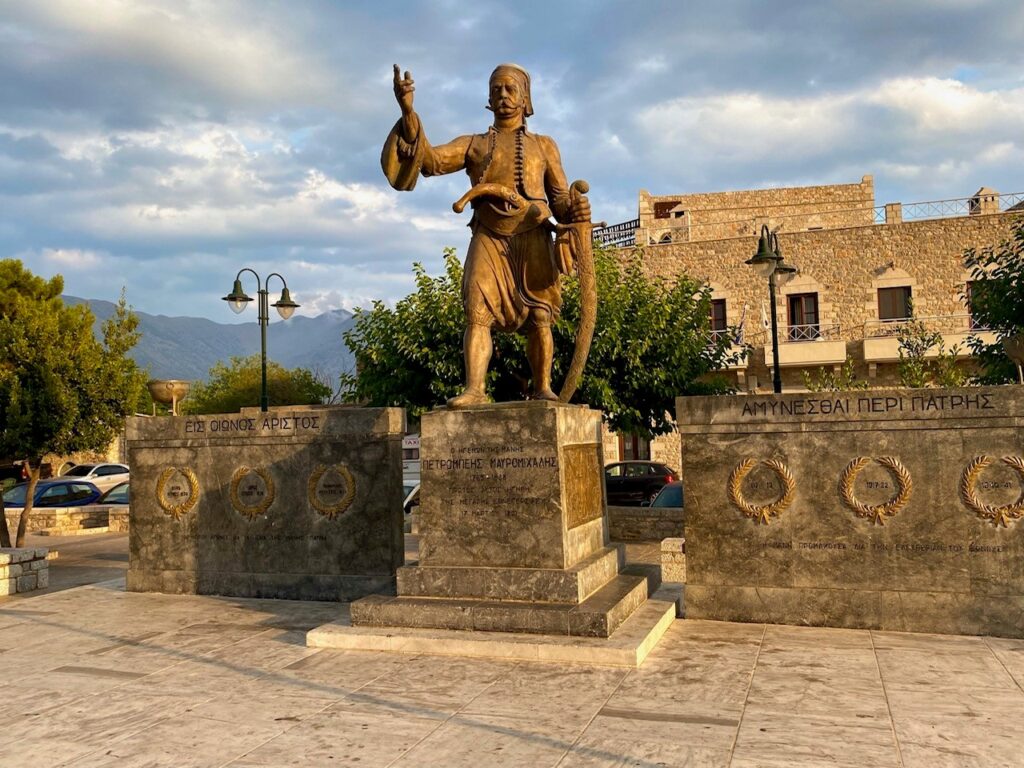 Statyn av Petrobey Mavromichalis står på torget i Areopoli.