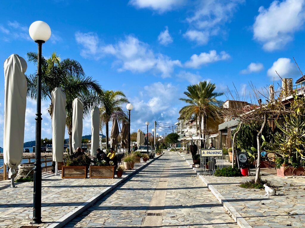 Strandpromenad i Gialova.