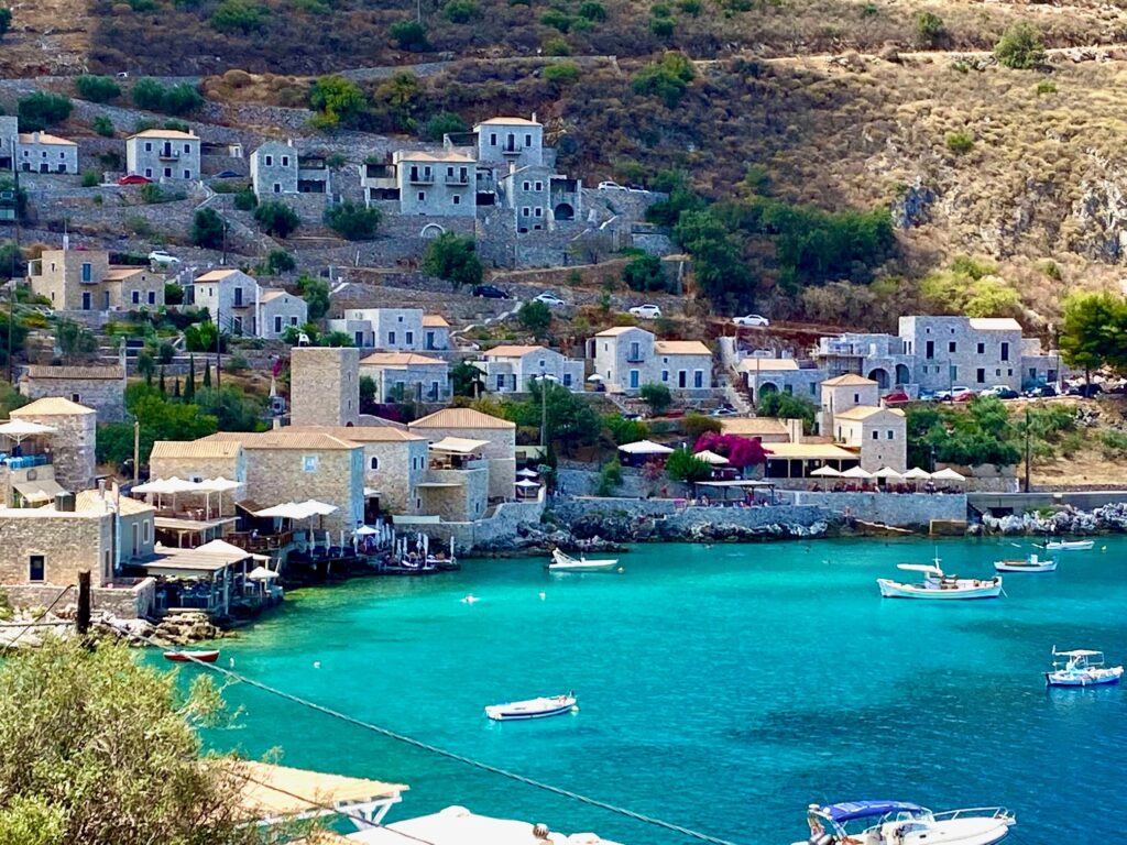 Byn Limeni sprider ut sig på bergsidan runt strandremsan.