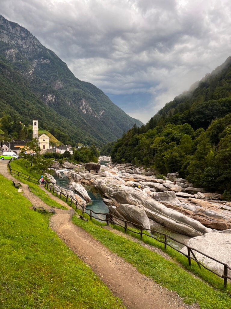 En flodbädd med vackra klippor i en bergsdal. 