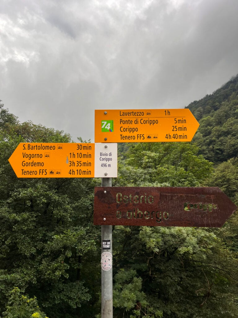 Ett par gula skyltar som visar vandringsleder. 