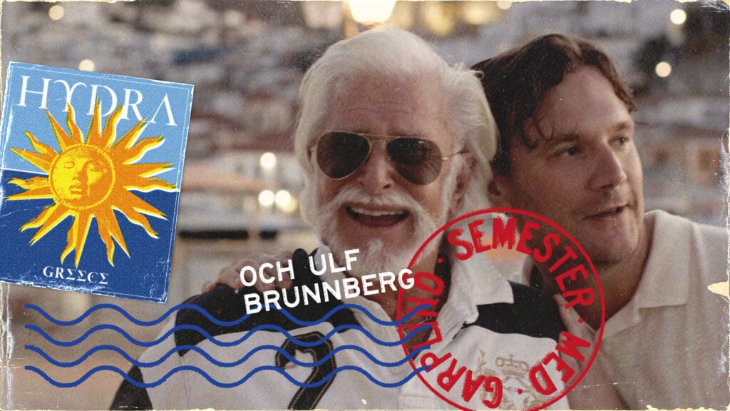 En man med vitt hår, skätt och solglasögon poserar framför kameran tillsammans med en yngre man i vit skjorta. Frimärken och poststämplar är inklippta på bilden, med vykortskänsla. 