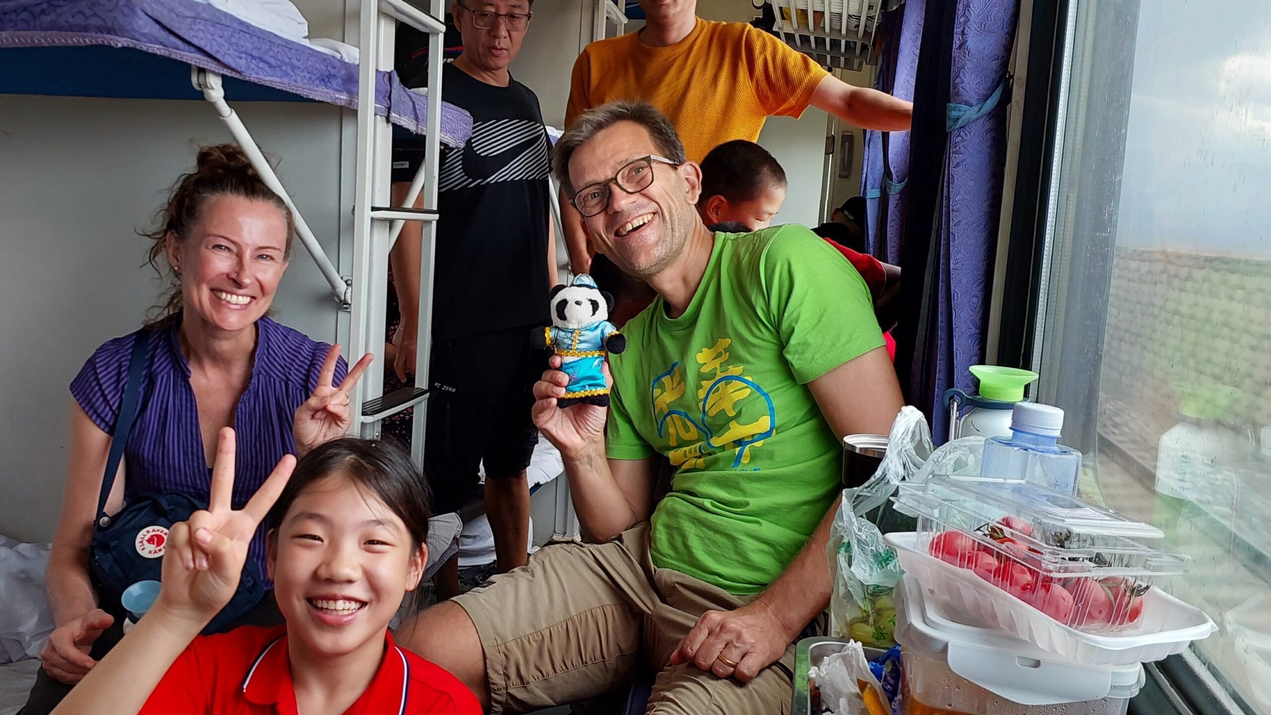 Man i grön tröja i nattågsvagn.