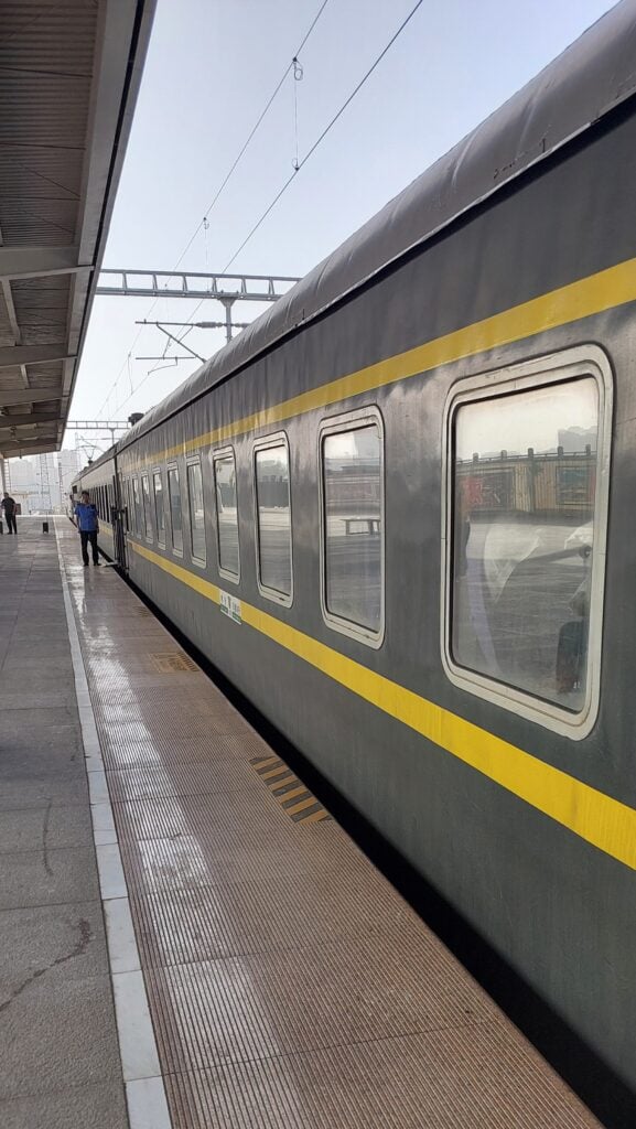 Grått och gult tåg.