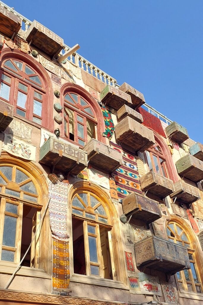 Husfasad i olika lekfulla färger.