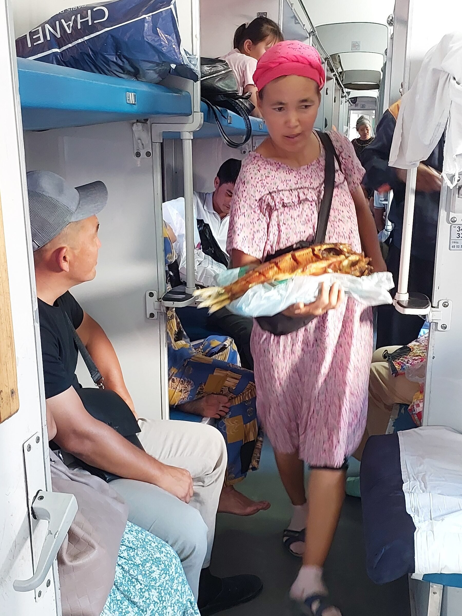 Försäljare i tågkorridor.