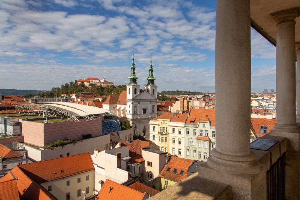 Utsikt över kyrktorn och hustak i Brno.