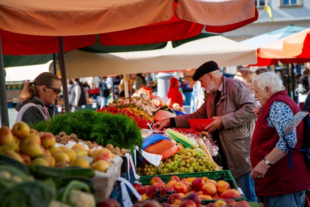 Marknadsstånd med grönsaker.