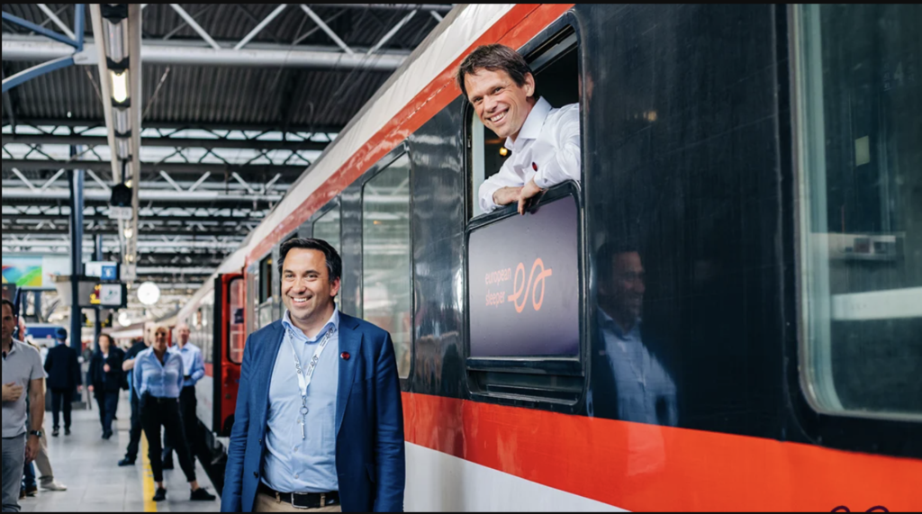 Två män. En på perrongen och en som tittar ut genom tågfönster.