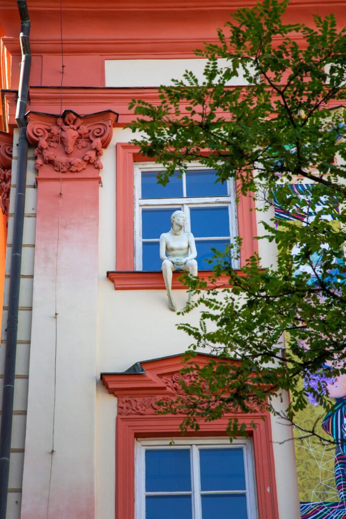 Vit och röd husfasad med fönster i blått.