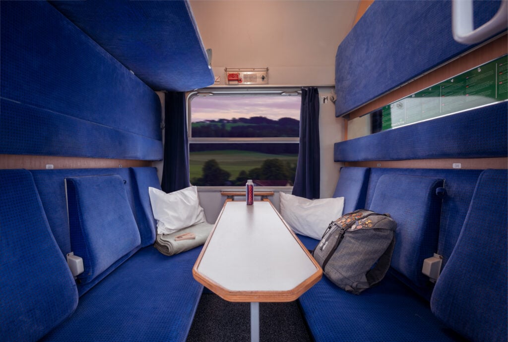 Liggvagn med blå soffor.