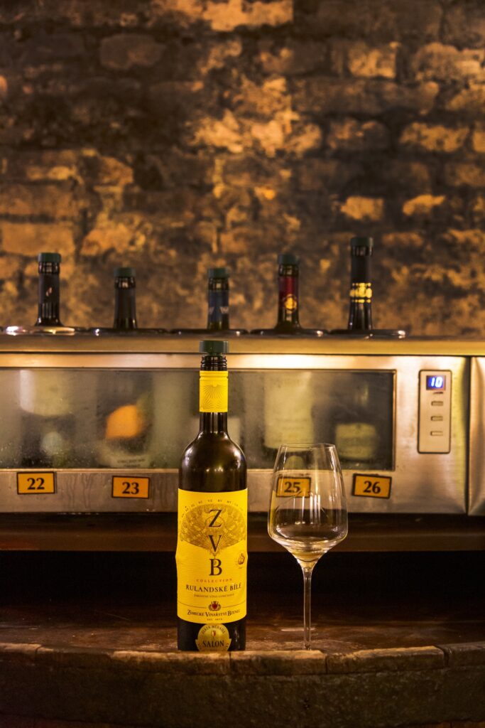 Vinflaska och vinglas.