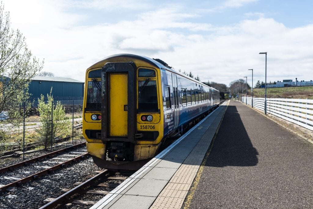 Gult tåg vid perrong.