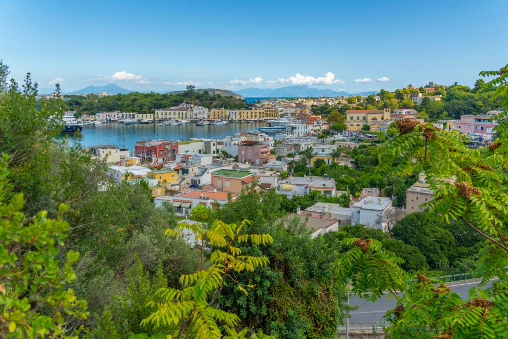 Turkost hav omges av lummiga kullar och söta hus. 