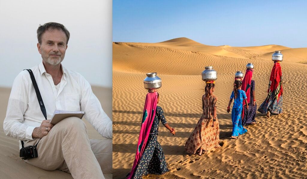 Resenär sittande på sanddyna med kamera. Indiska kvinnor som gåre i öknen