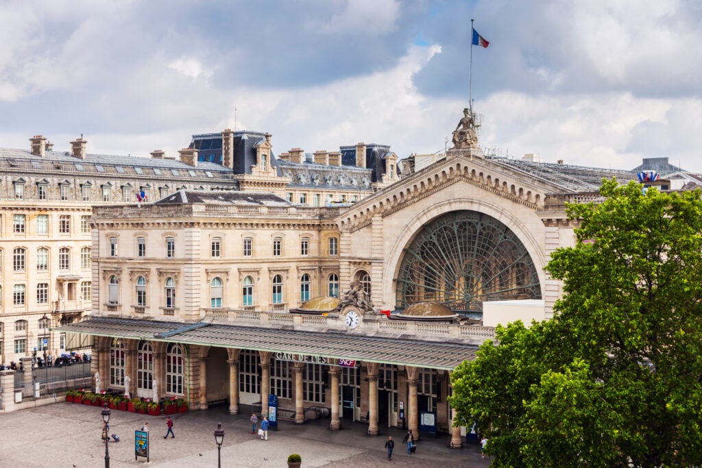 En vacker, klassisk tågstation från utsidan, mitt i Paris. 