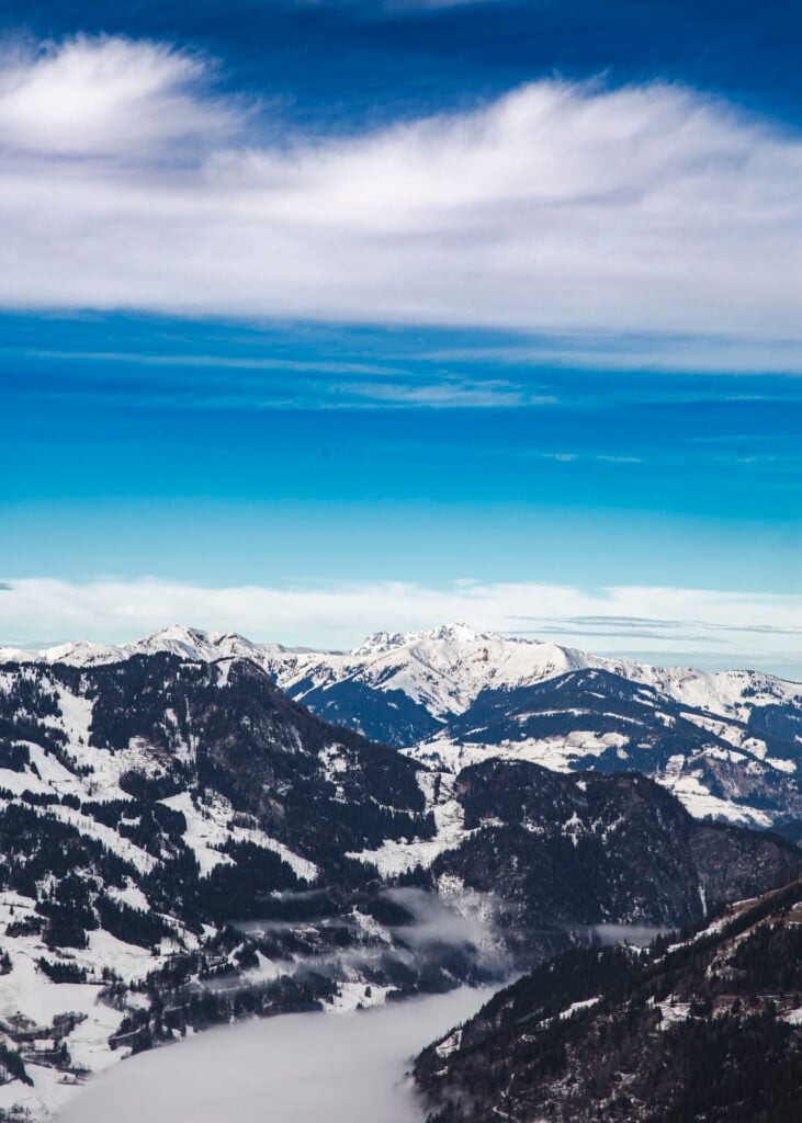 Höga bergstoppar med timma i dalgångarna. 