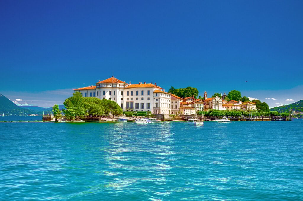 En exklusiv villa på en ö mitt i en turkos sjö.