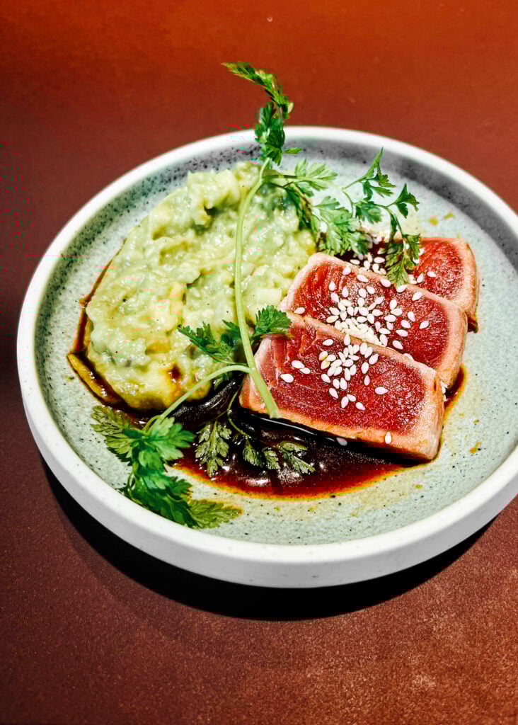 En tallrik med halstrad tonfisk och potatispuré. 