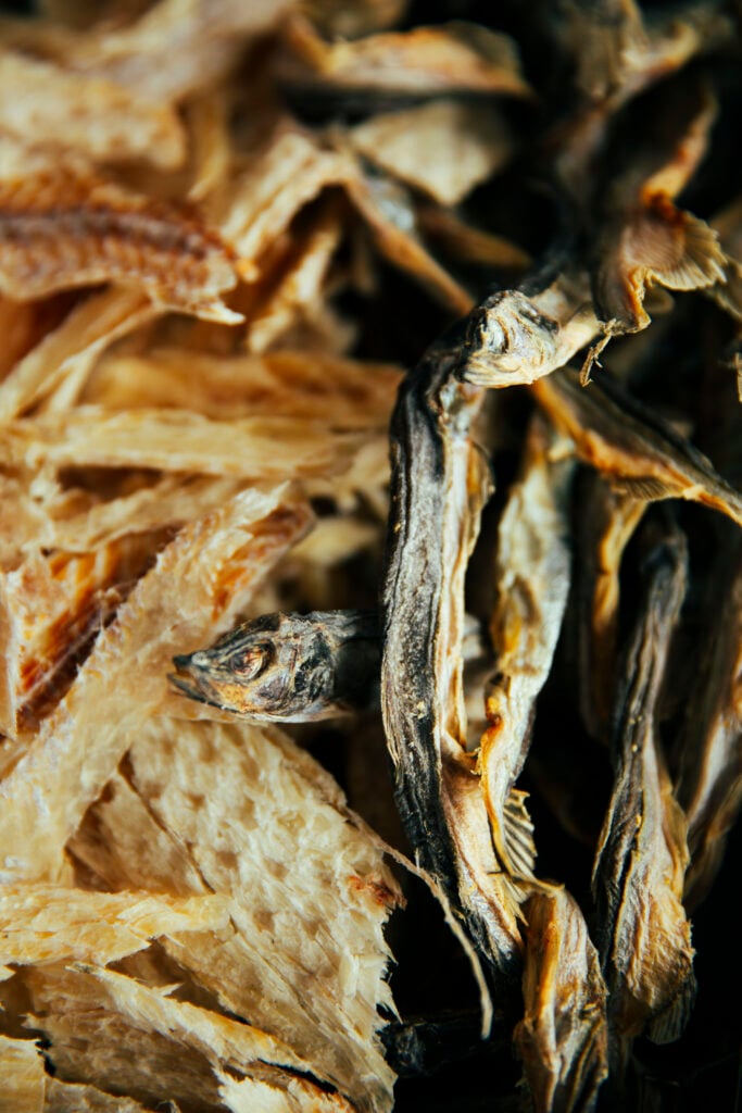 Torkade fiskar i närbild.