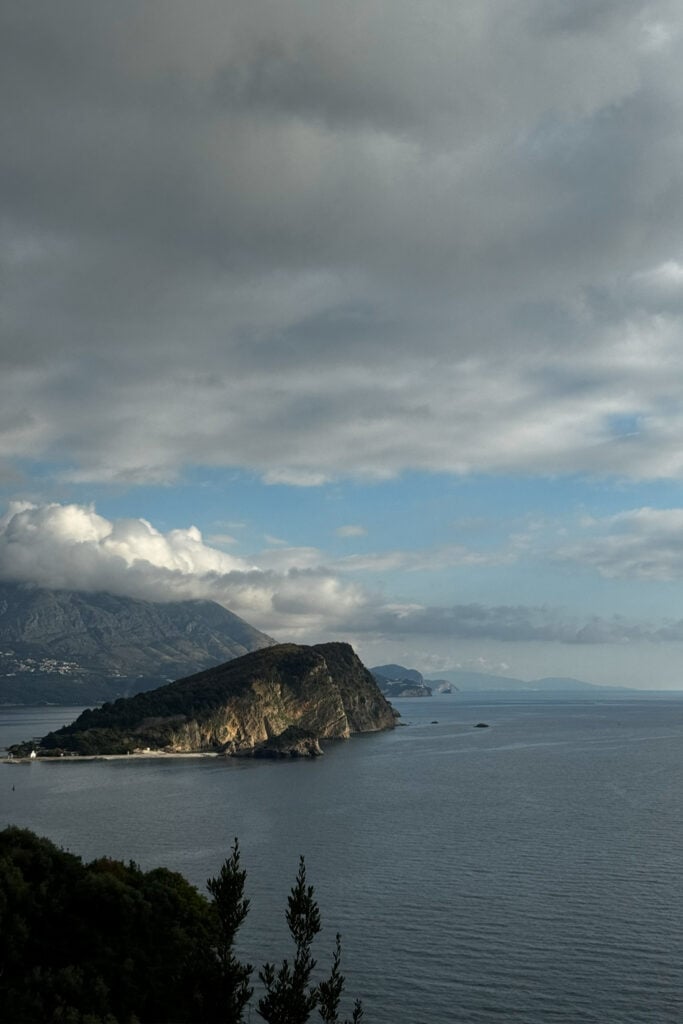 En dramatisk ö sticker upp i havet. 