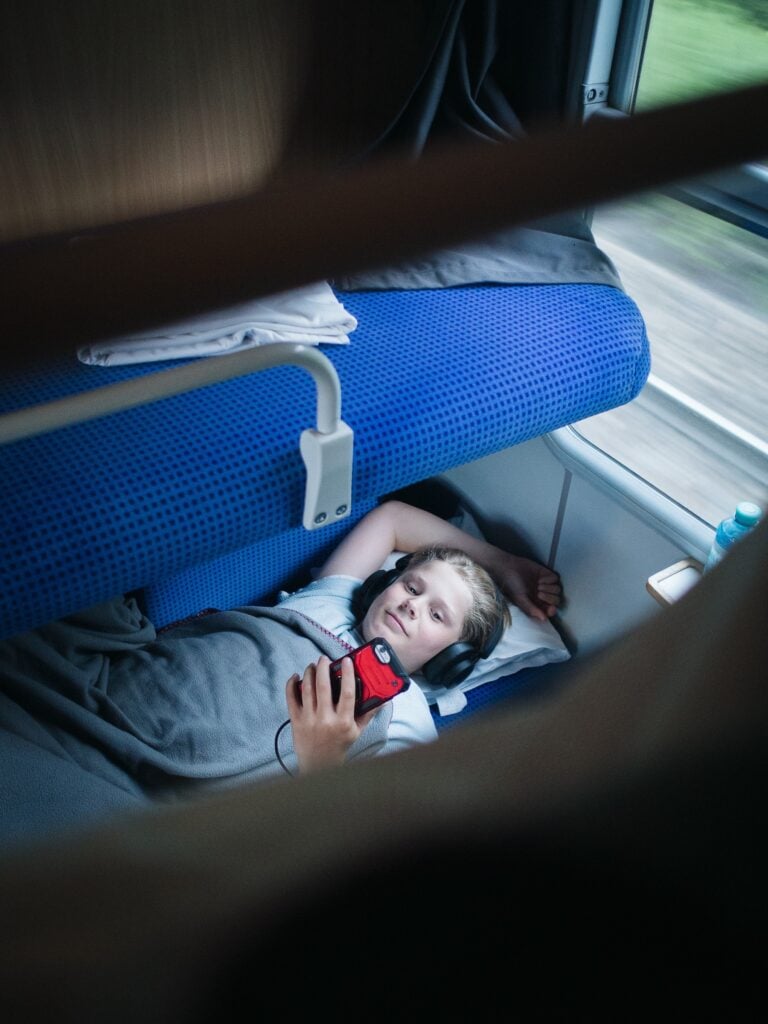 Pojke i slafen i liggvagnskupé på nattåg.