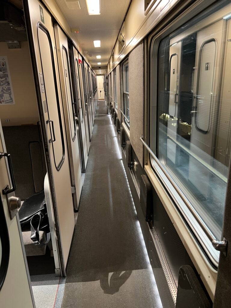 Korridor i liggvagn på nattåg.