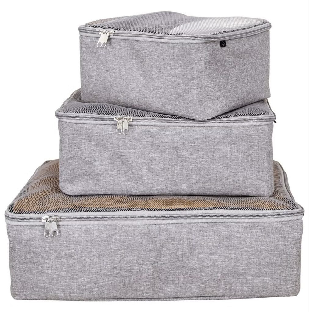 Tre grå packkuber staplade i hög.