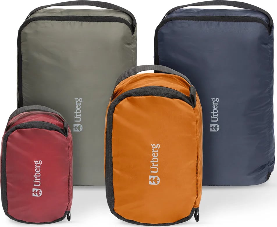 Fyra packkuber i olika färger och storlekar.