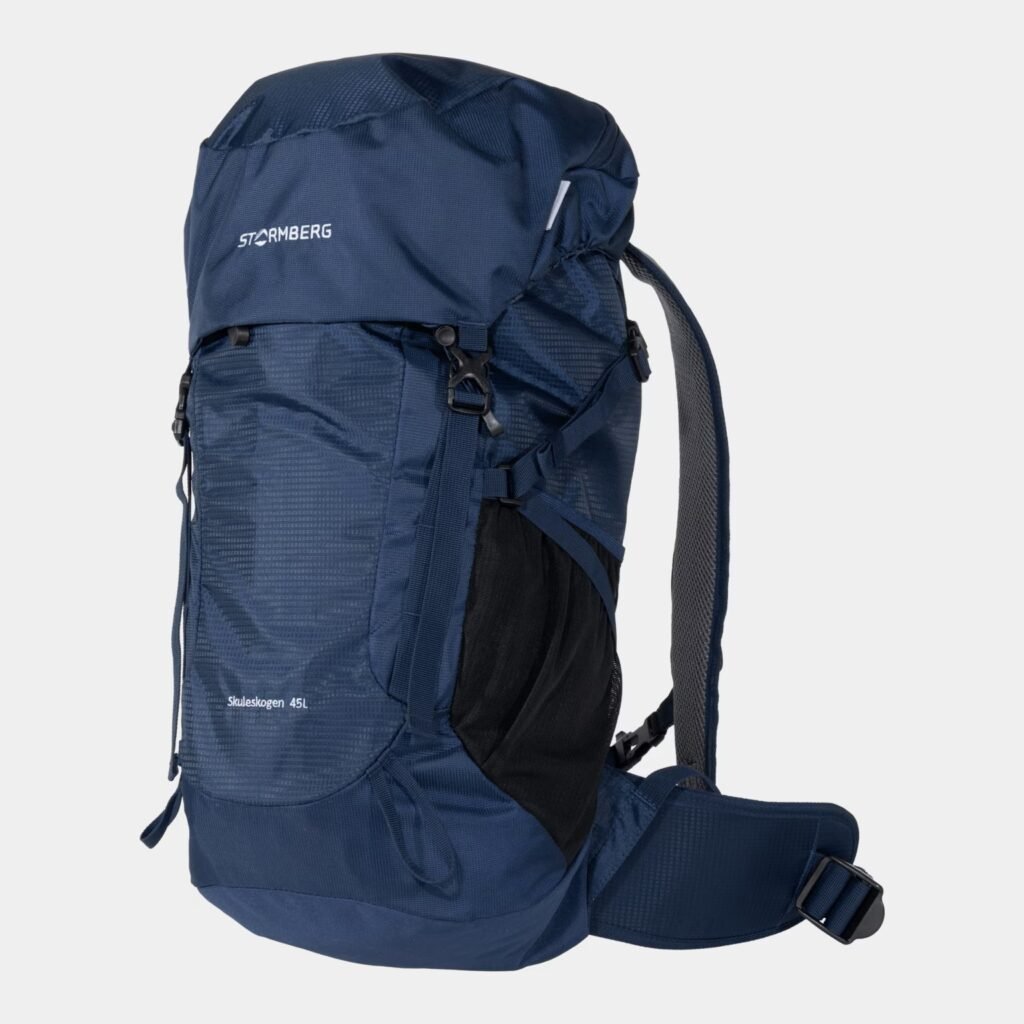 En mörkblå vandringsryggsäck.