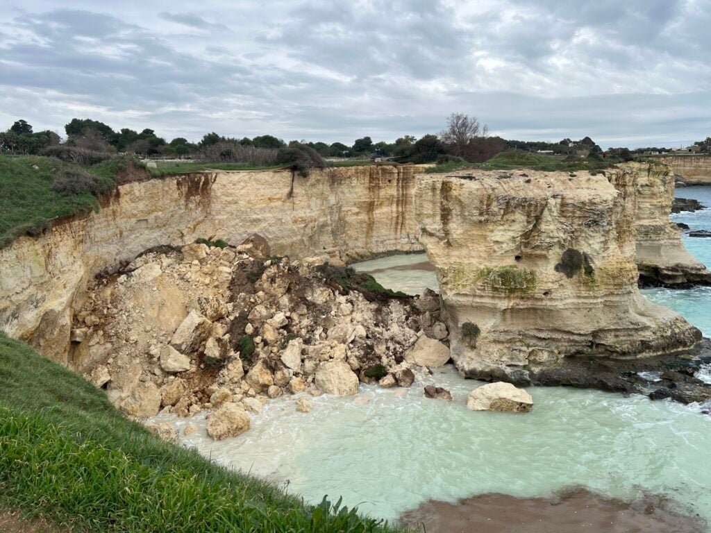 Bilden visar en stor stenhög på stranden.