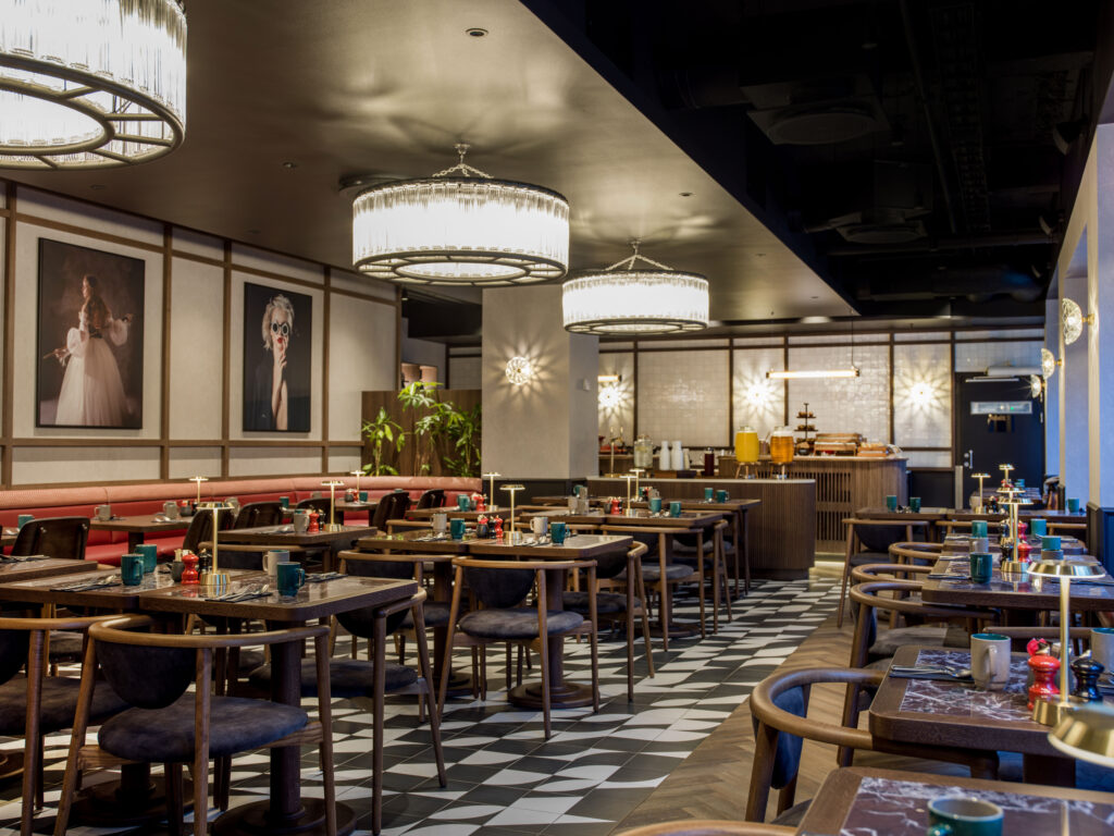 Bord och stolar uppställda i en matsal. 