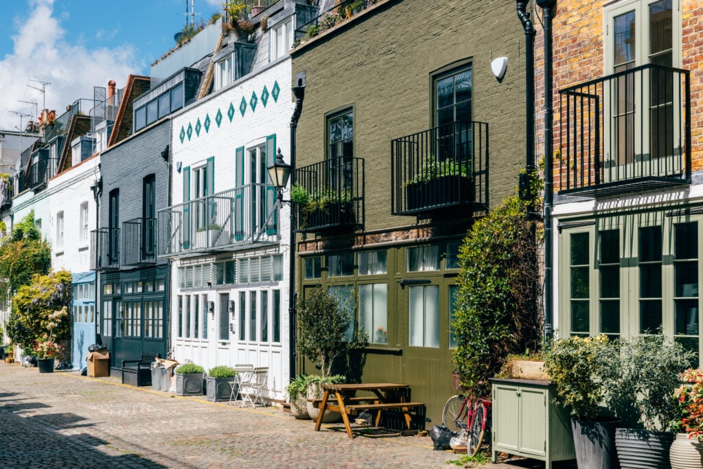 Trevlig brittisk stadsbebyggelse, med små hus och fasader i blandade milda färger. 