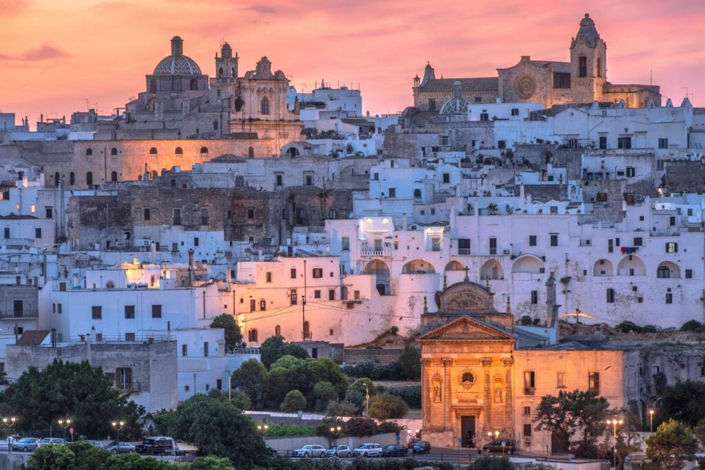 Vit italiensk by i solnedgångsljus