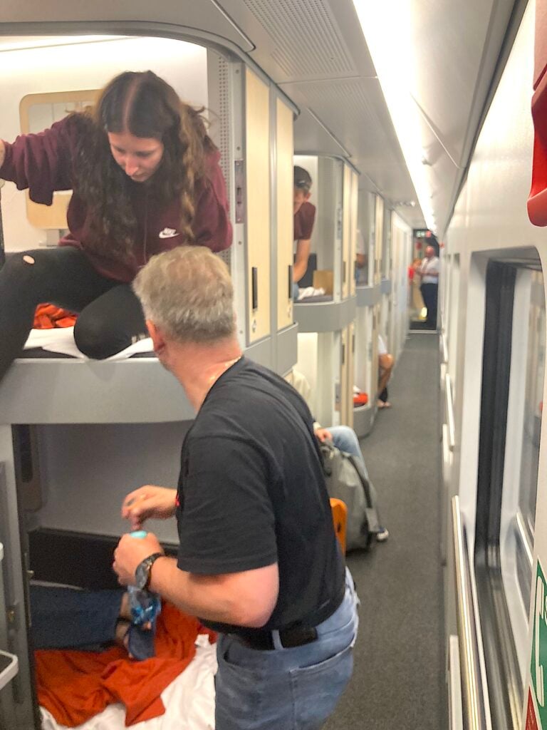 Korridor på österrikiskt nattåg med två personer.