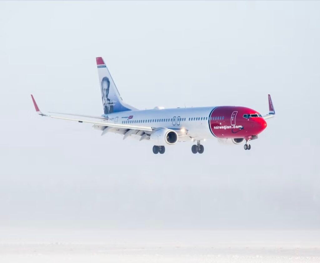 Vit och rött flygplan i luften.