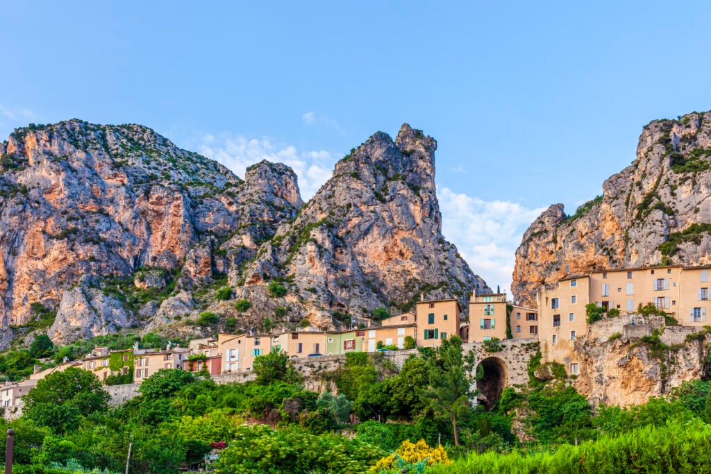 Små hus ligger på sluttningarna i bergen. 
