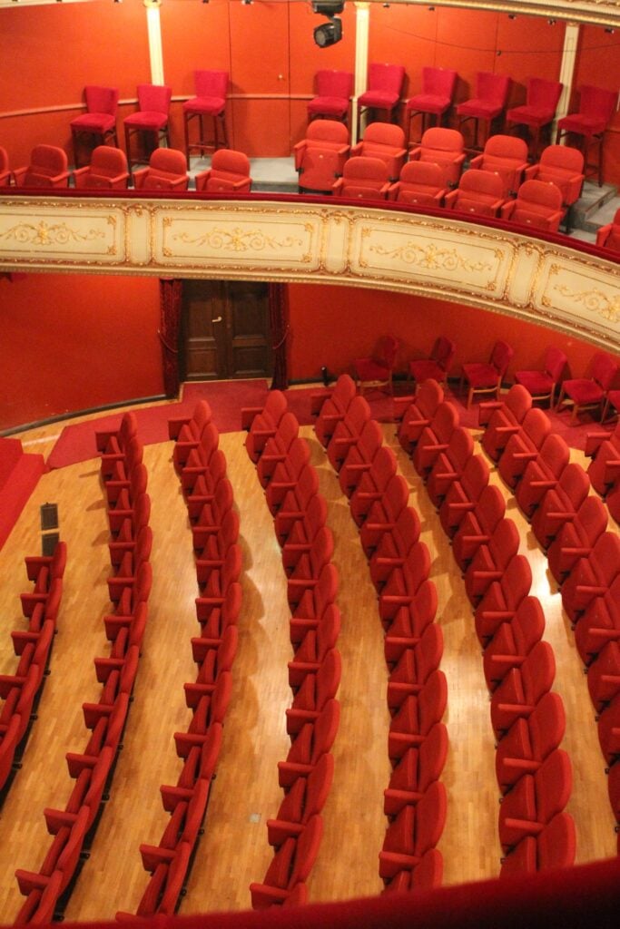 teatersalong i orange-röda färgtoner.